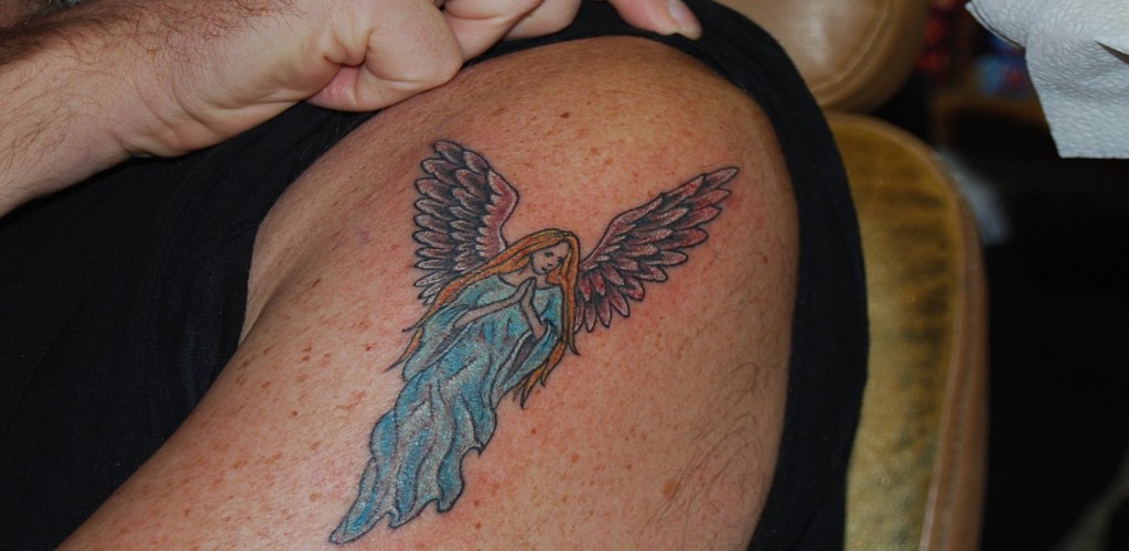 Kniender engel tattoo