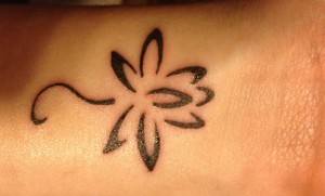 Kleine Blumen Tattoos alletattoo.de 12
