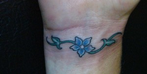 Kleine Blumen Tattoos alletattoo.de 10