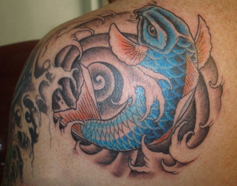 BlaueKoiKarpfenTattooamRueckenfuerMaenner AlleTattoo.de