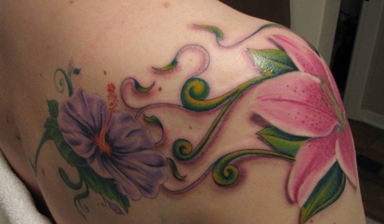 HawaiiblumenSchwertlilietattooamruecken AlleTattoo.de