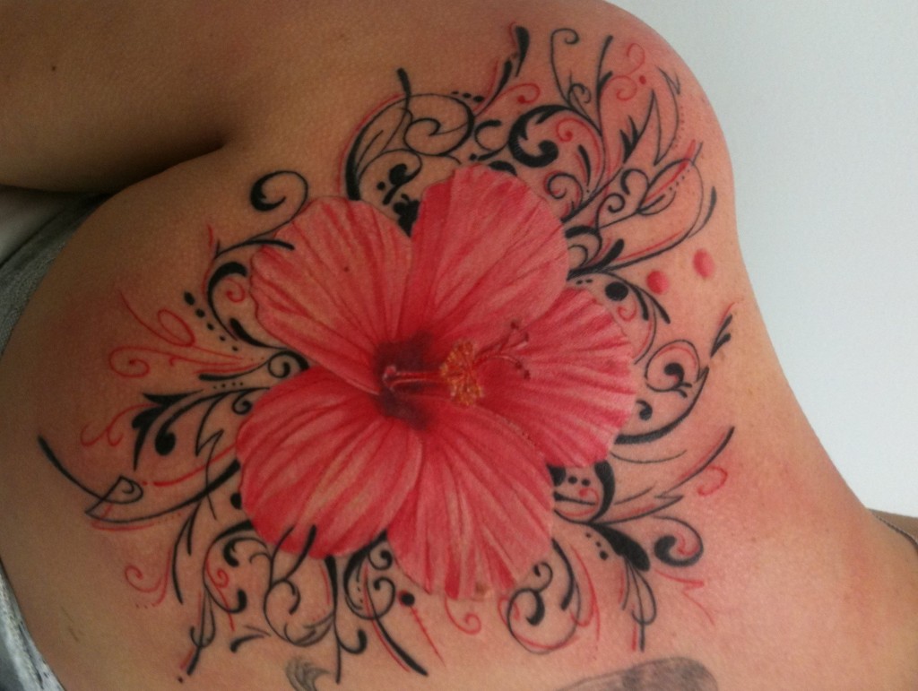 Hawaii Blumen Hibiskus Tattoo Am Ruecken 2 AlleTattoo.de