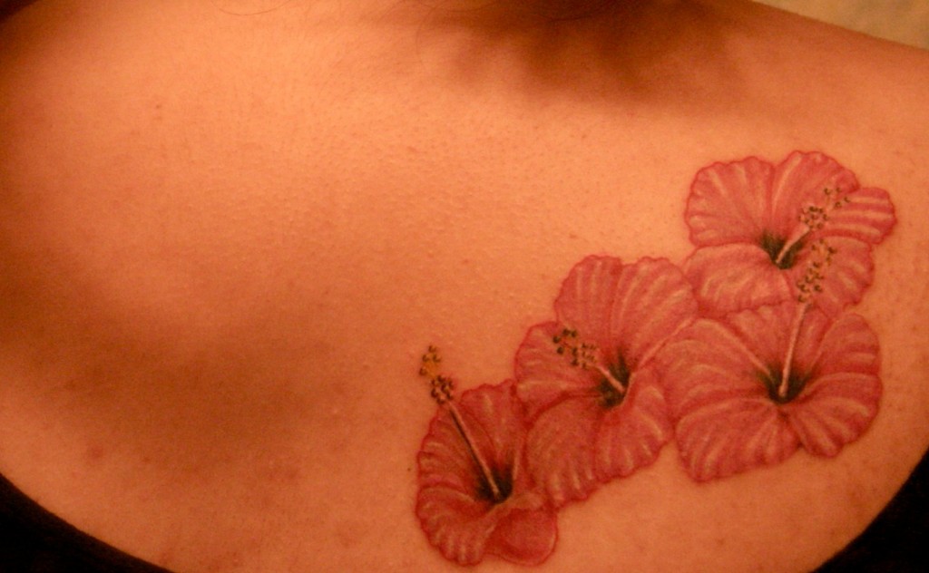Hawaii Blumen Hibiskus Tattoo Am Ruecken 3 AlleTattoo.de