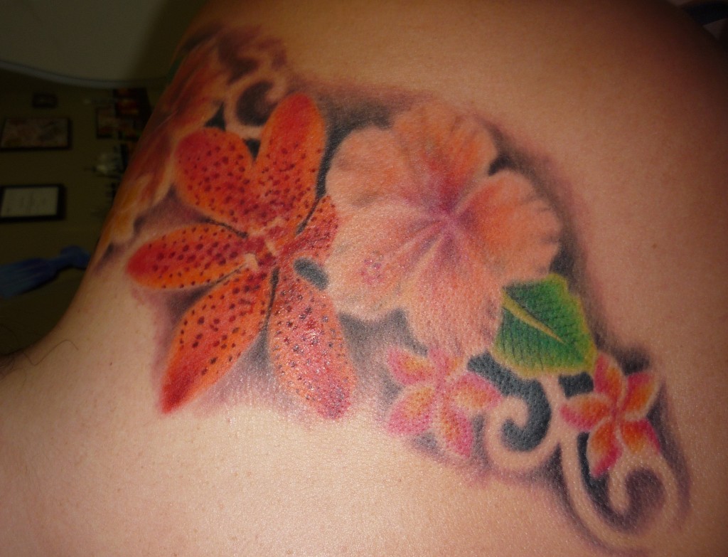 Hawaii Blumen Hibiskus Tattoo Am Ruecken 4 AlleTattoo.de