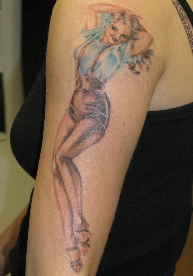 Pin-up-girl-tattoo-am-oberarm