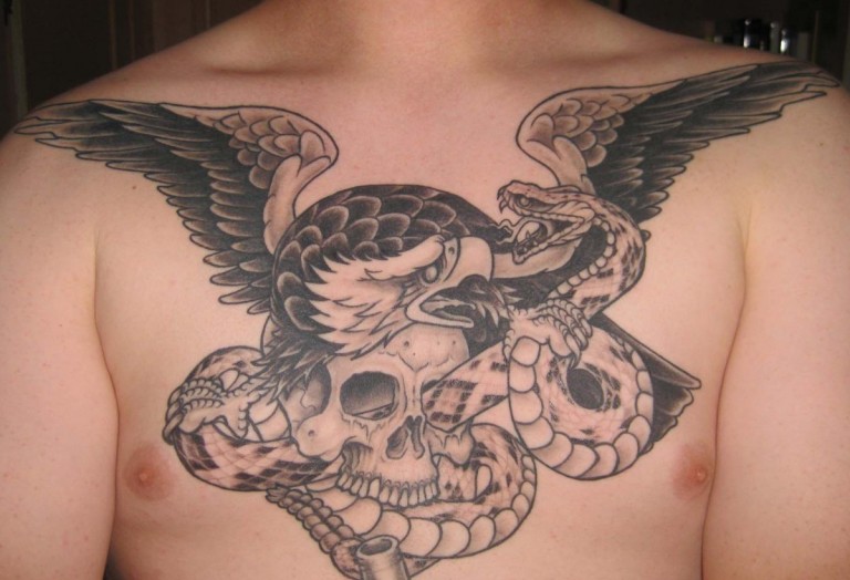AdlermitSchlangeTattooamBrustfuerMann AlleTattoo.de