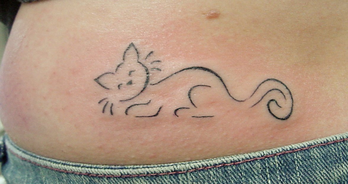 Katze-Tattoo-Unterer-Ruecken-Frau