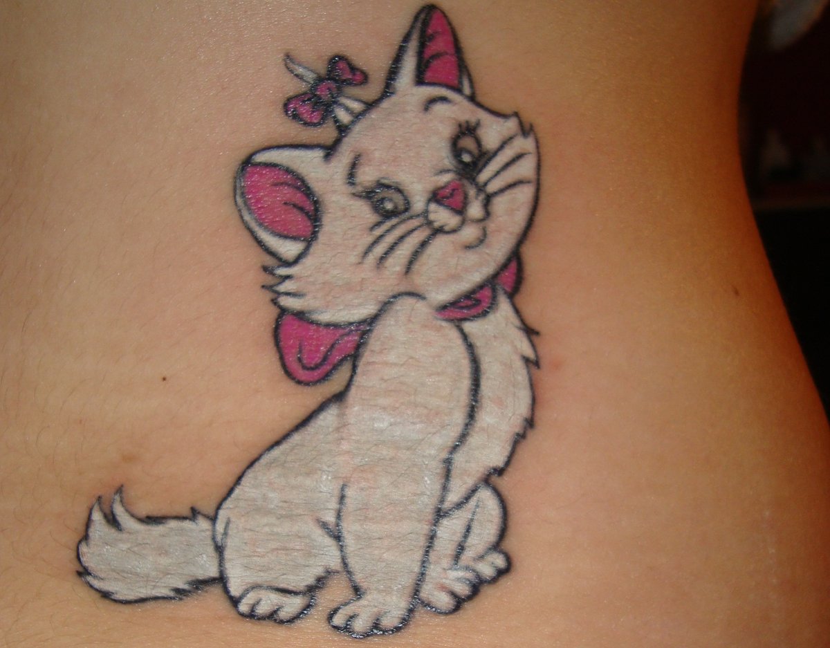 Katze-Tattoo-am-Bauch-Seitlich-Frau