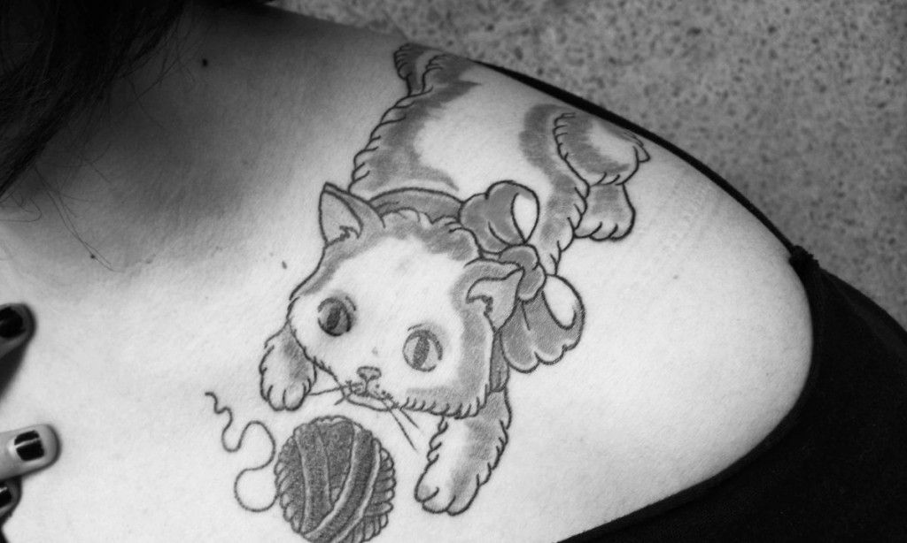 KatzeTattooamSchultergelenk AlleTattoo.de