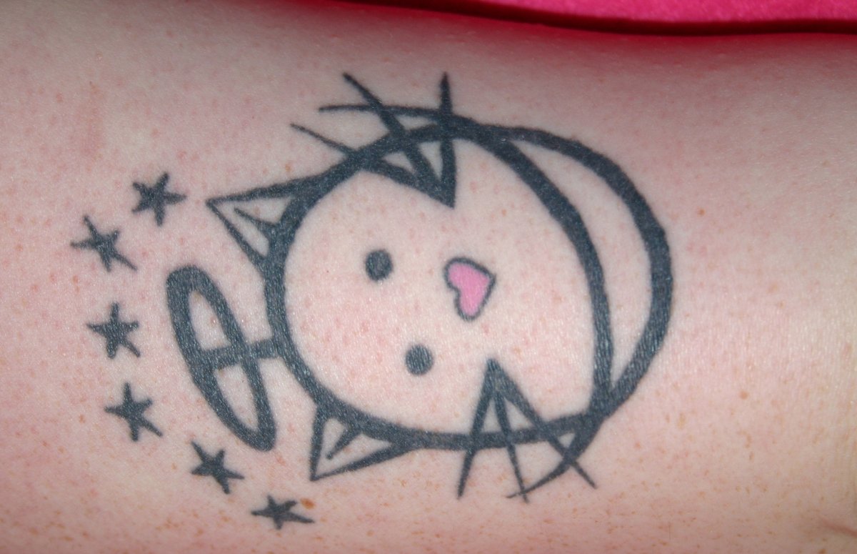 Katze-Tattoo-auf-Oberschenkel