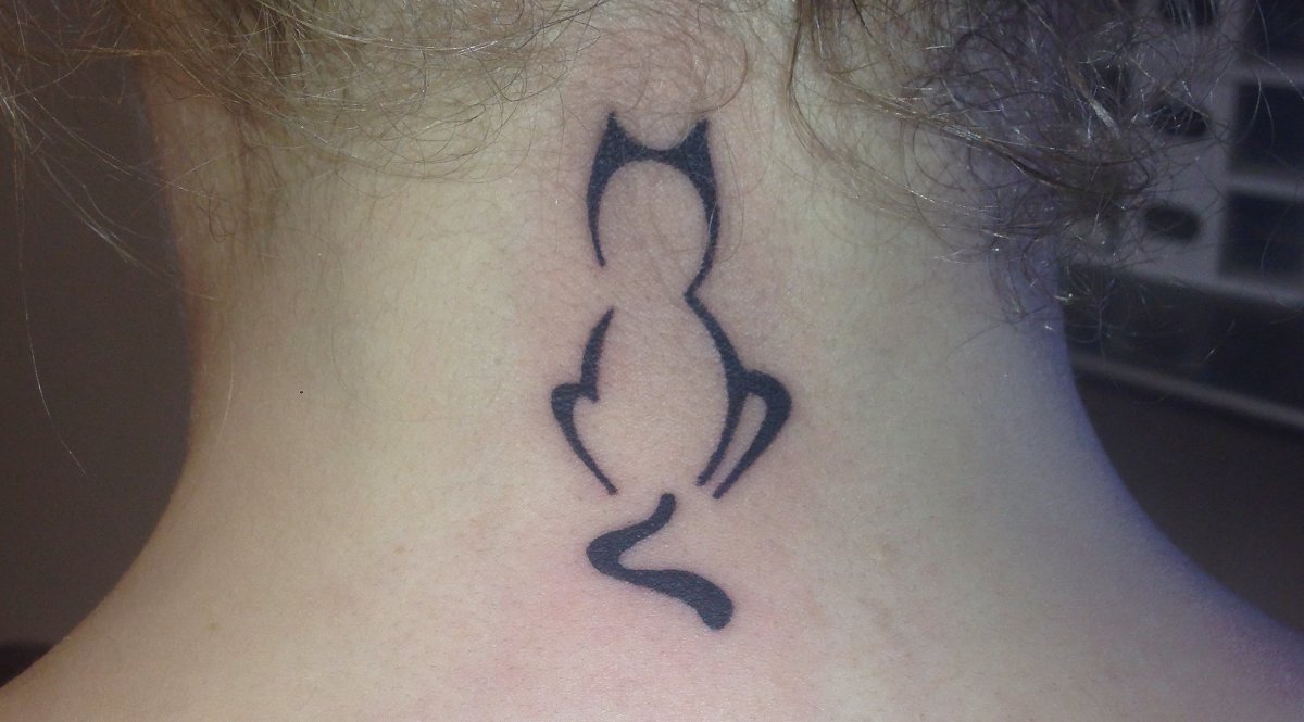 Katze-Tattoo-im-Nacken-Motive