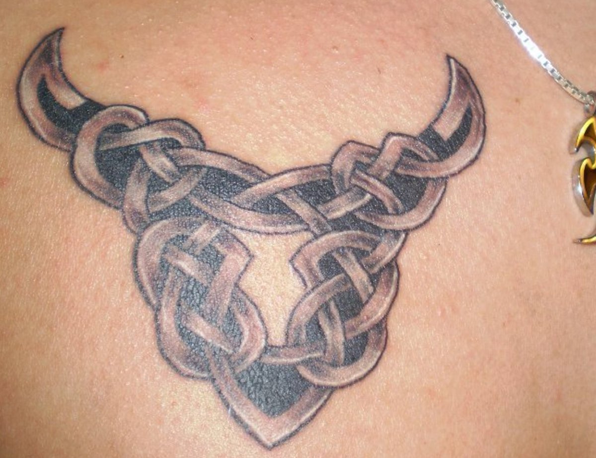 Keltisch-Stier-Sternzeichen-Tattoo-auf-Brust
