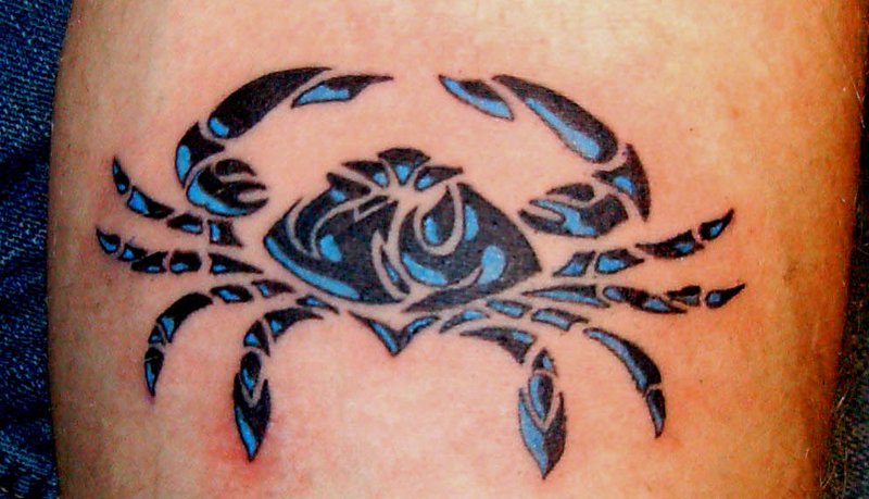 Klasse-Krebs-Sternzeichen-Tattoo-auf-Unterarm-Innen
