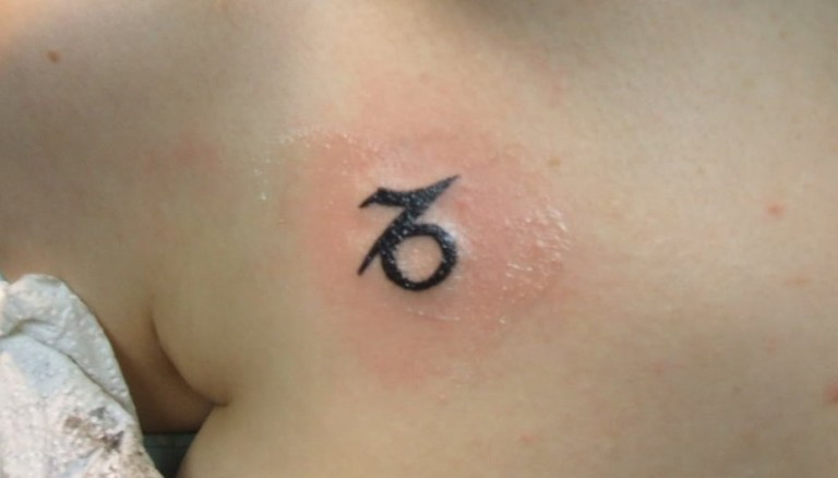 KleineSteinbockSternzeichenTattooamBrust AlleTattoo