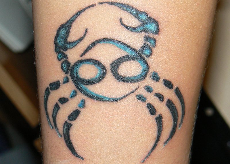 Krebs-Sternzeichen-Tattoo-auf-dem-Unterarm