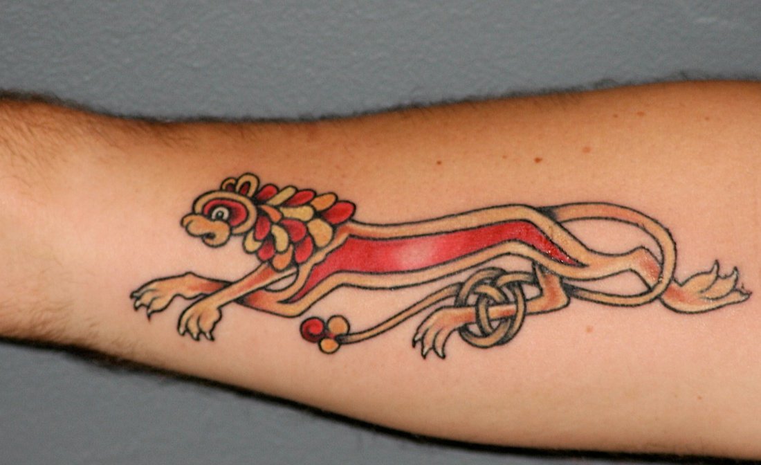 Loewen-Tattoo-am-Unterarm-Innerseite