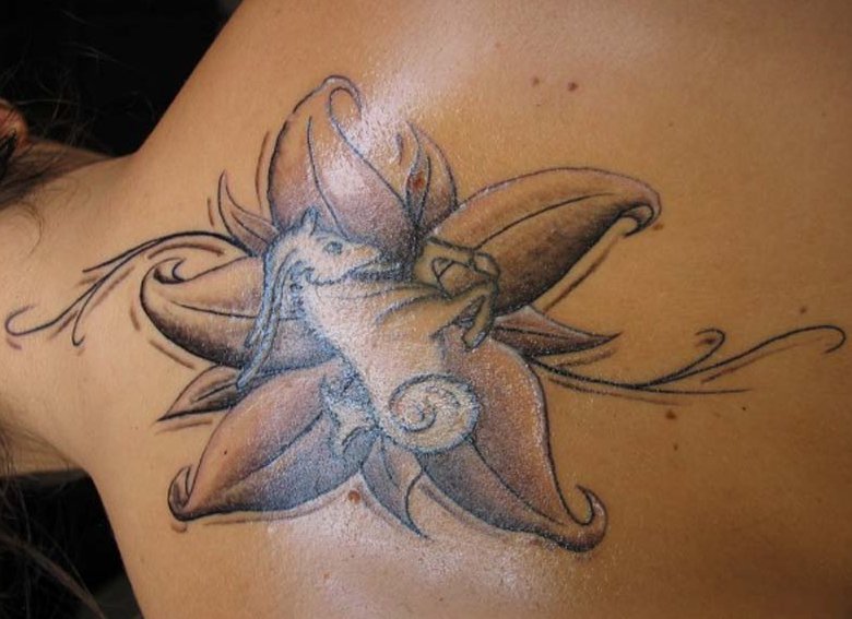 Sternzeichen-Tattoo-mit-Blumen-am-Ruecken