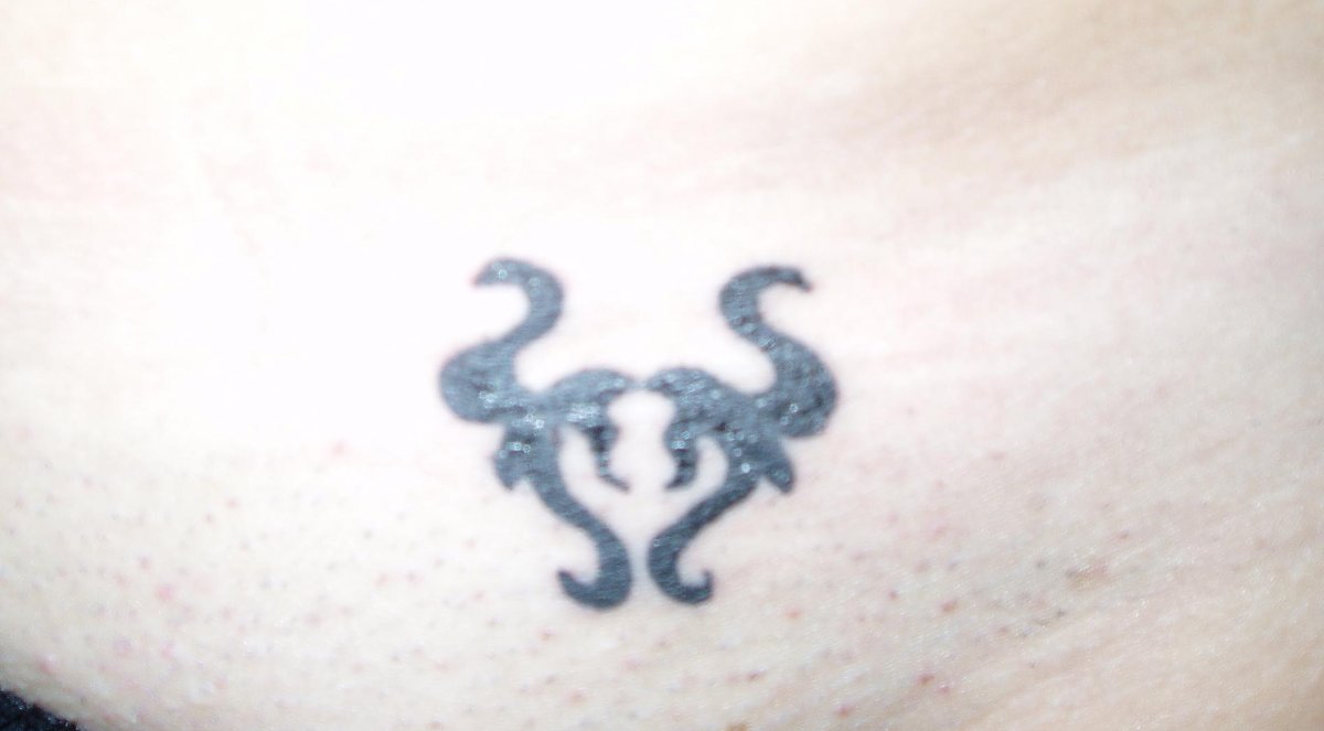Stier-Sternzeichen-Tattoo-am-Bauchseite-Frau