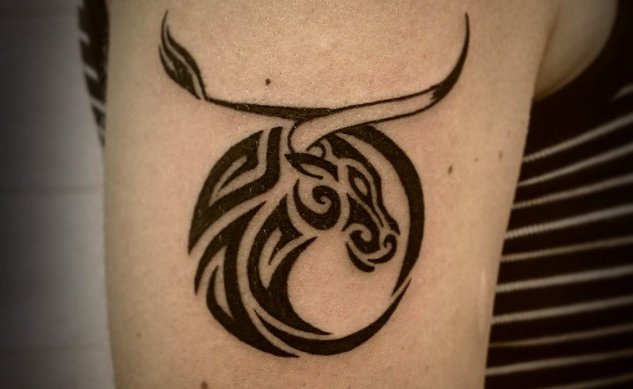 Tribal Stier Sternzeichen Tattoo am Arm
