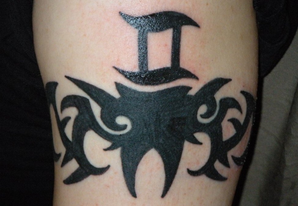 Tribal-Zwillinge-Sternzeichen-Tattoo-am-Arm