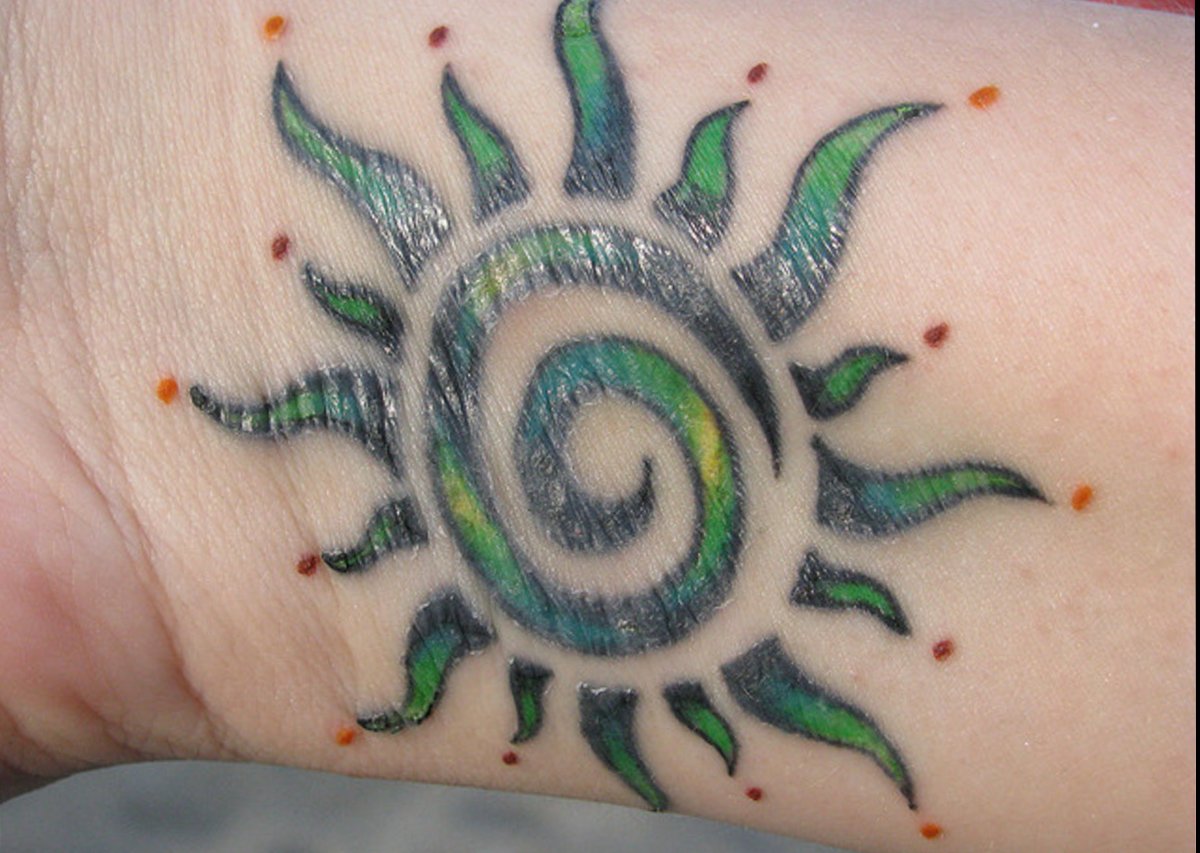 Motive und Bedeutung der Sonnen Tattoos alletattoo.de 1