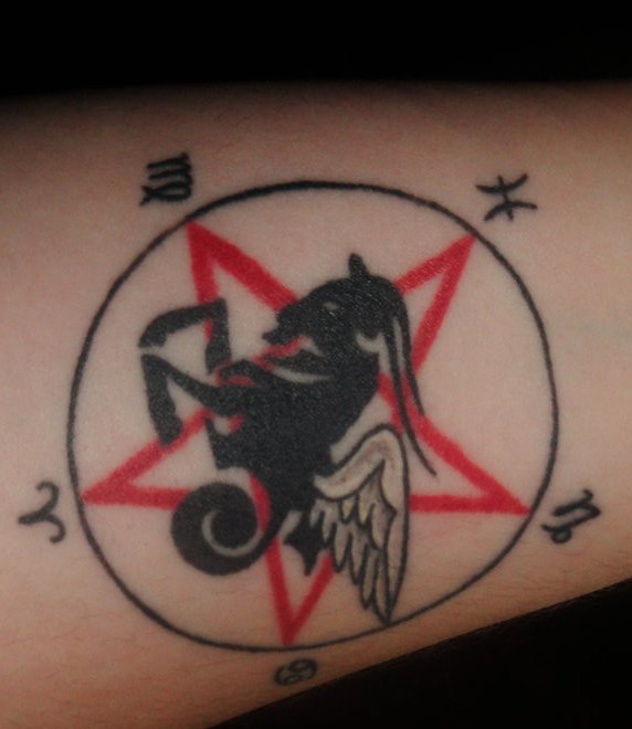 Uniques-Sternzeichen-Tattoo-am-Unterarm