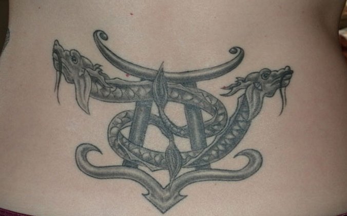 Zwillinge-Sternzeichen-Tattoo-mit-Drachen-am-Unteren-Ruecken