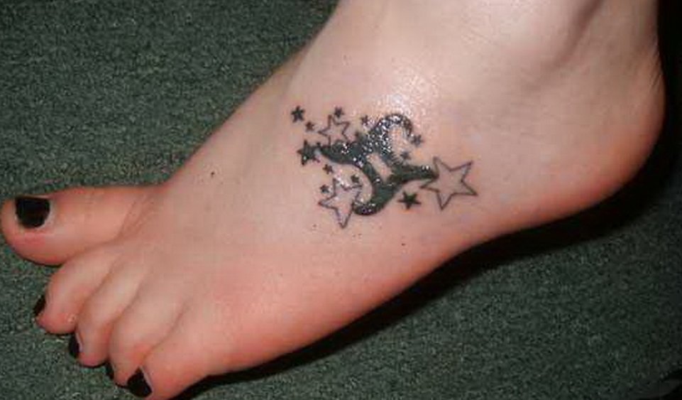 Zwillinge-Sternzeichen-Tattoo-mit-Sternen-am-Fuss