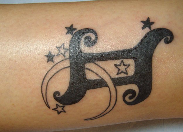 Zwillinge-Sternzeichen-mit-Sterne-und-Halbmond-Tattoo