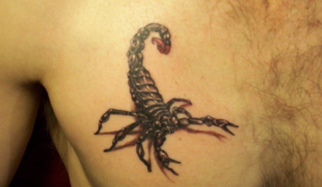 3D-Skorpion-Tattoo-auf-Brust-Mann
