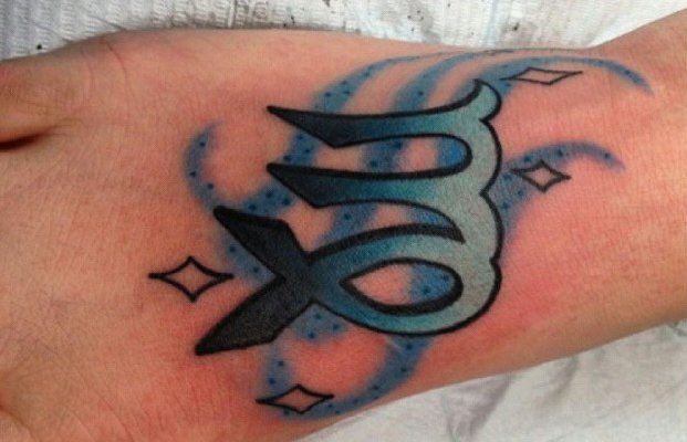 Blaue-Jungfrau-Sternzeichen-Tattoo-am-Fuss