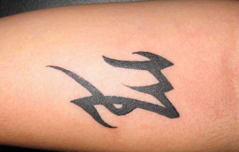 Jungfrau-Sternzeichen-Tattoo-am-Unterschenkel