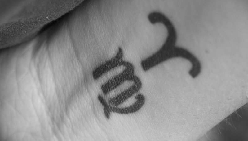Jungfrau-und-Widder-Sternzeichen-Tattoo-am-Handgelenk