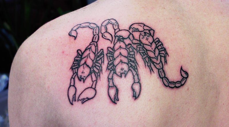 Skorpion-Sternzeichen-Tattoo-am-Schulterblatt