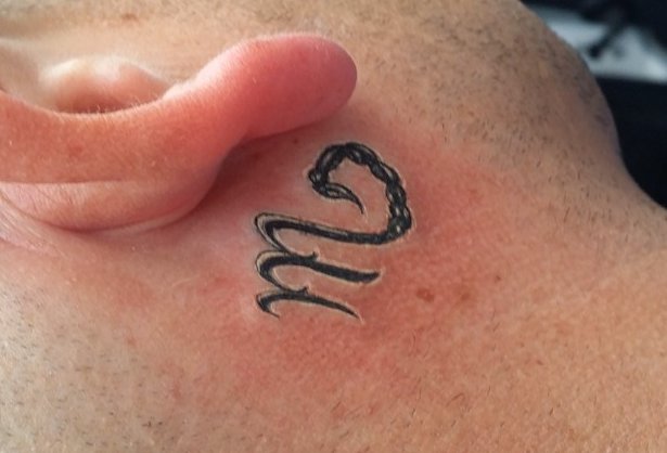 Skorpion-Sternzeichen-Tattoo-hinter-dem-Ohr