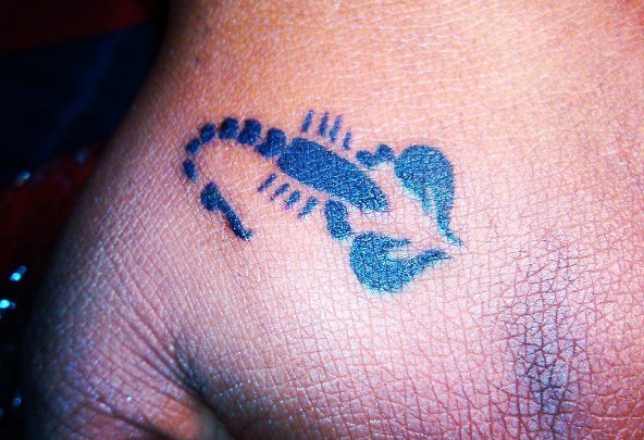 Skorpion-Tattoo-auf-Hand
