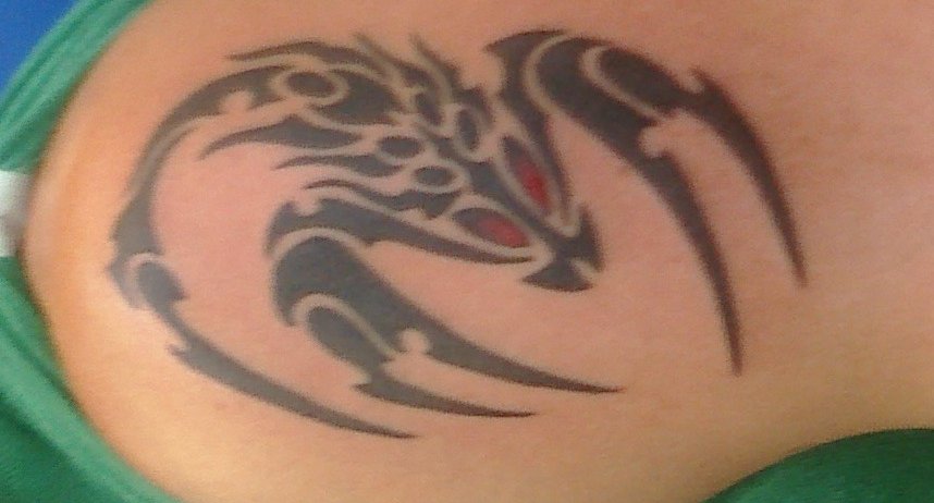 Tribal-Skorpion-Tattoo-am-Oberarm