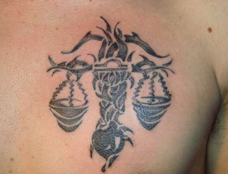 Tribal-Waage-Sternzeichen-Tattoo-am-Brust