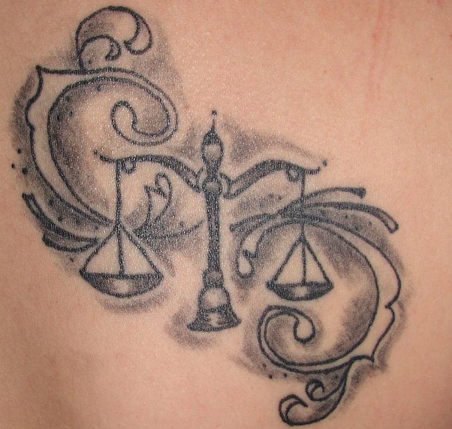 Waage-Sternzeichen-Tattoo-Idee