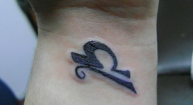 Waage-Sternzeichen-Tattoo-am-Handgelenk