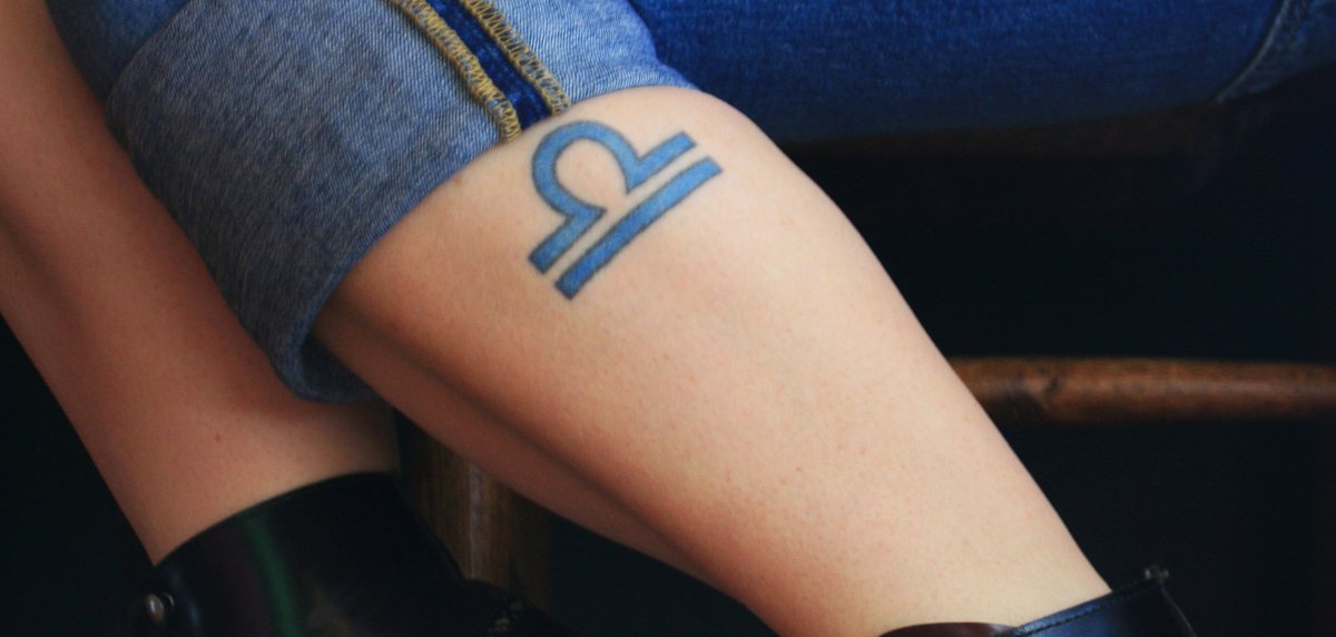 Waage-Sternzeichen-Tattoo-am-Unterschenkel