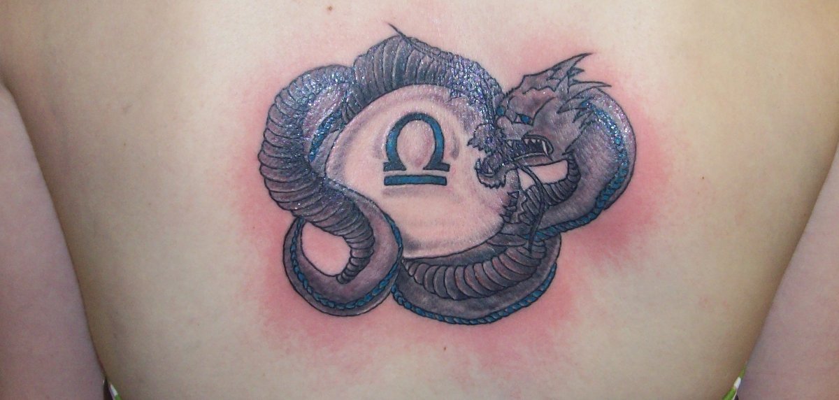 Waage-Sternzeichen-Tattoo-mit-Drachen-am-Ruecken