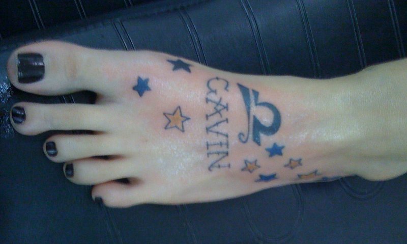 Waage-Sternzeichen-Tattoo-mit-Sternen-am-Fuss